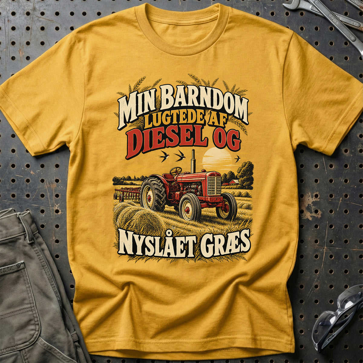 
Min barndom lugtede af diesel og nyslået græs – Illustration – Unisex T-Shirt – Guld