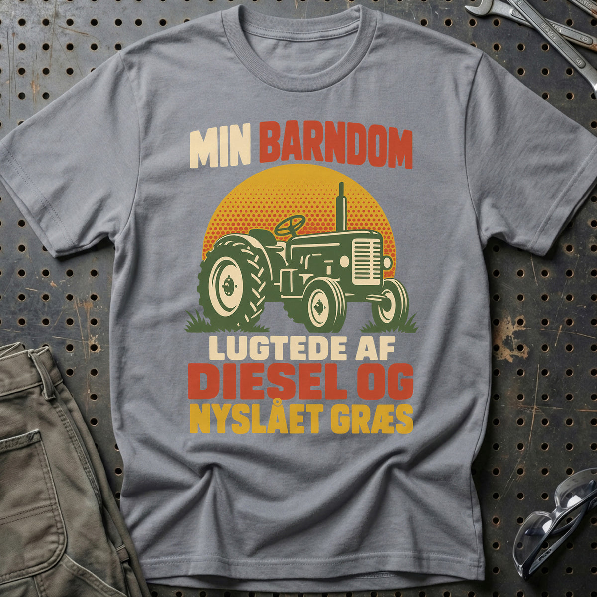 
Min barndom lugtede af diesel og nyslået græs – Retro – Unisex T-Shirt – Grå Sport