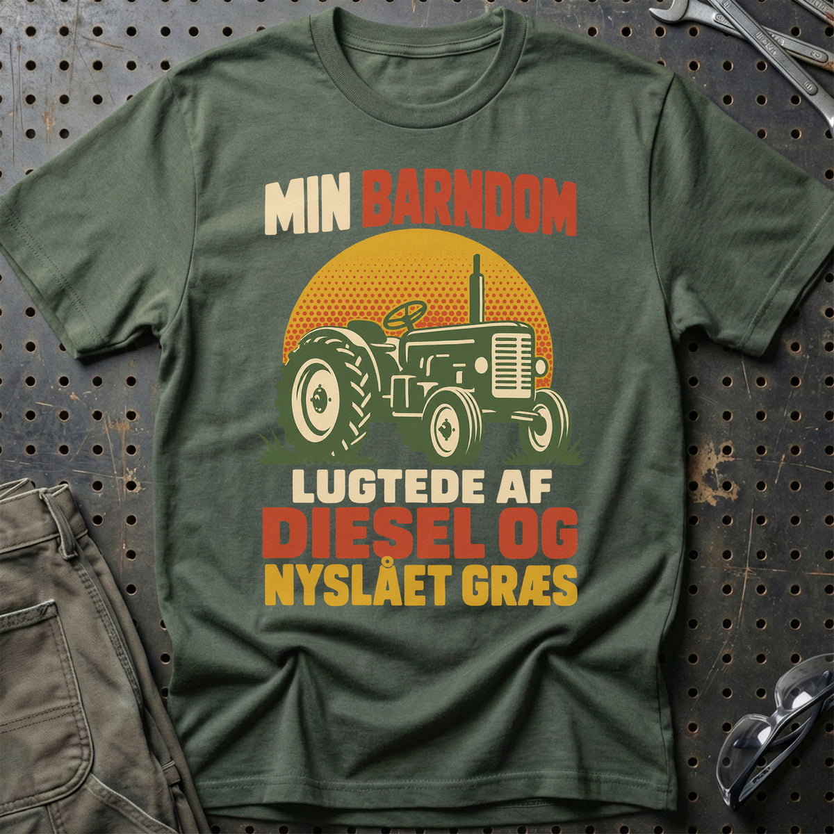 
Min barndom lugtede af diesel og nyslået græs – Retro – Unisex T-Shirt – Grøn Militær