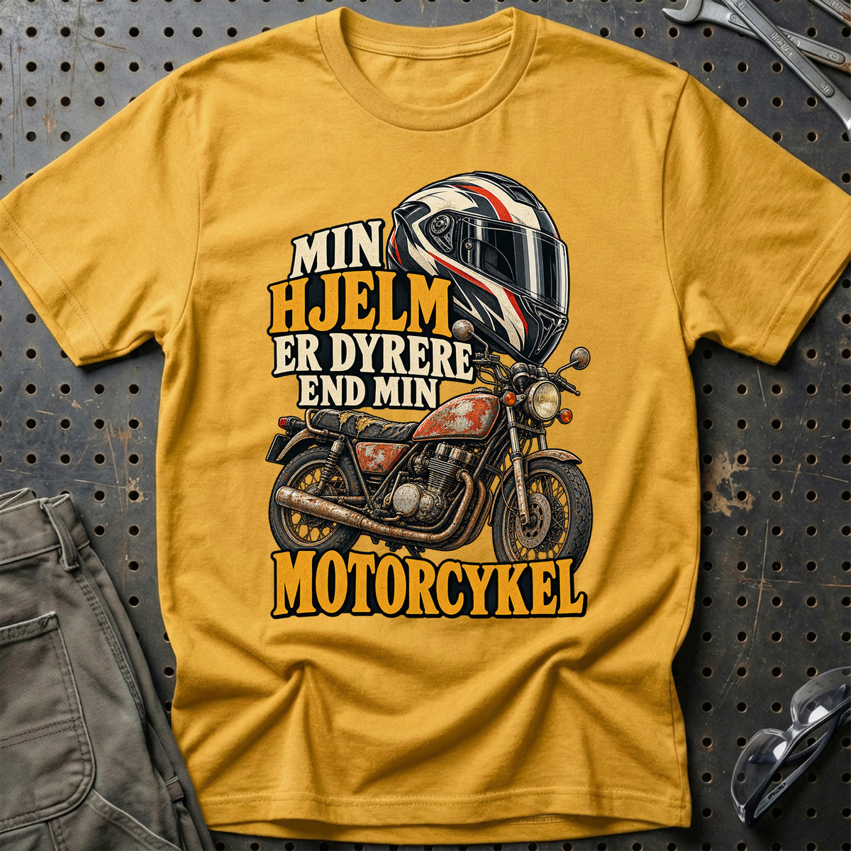 
Min hjelm er dyrere end min motorcykel – Illustration – Unisex T-Shirt – Guld