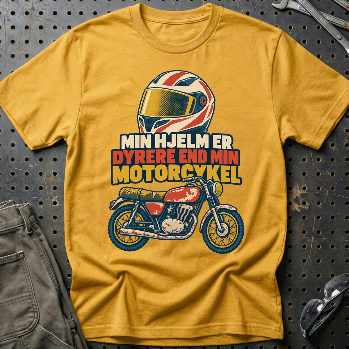 
Min hjelm er dyrere end min motorcykel – Retro – Unisex T-Shirt – Guld