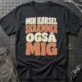 Min Kørsel Skræmmer Også Mig T-Shirt – Sort