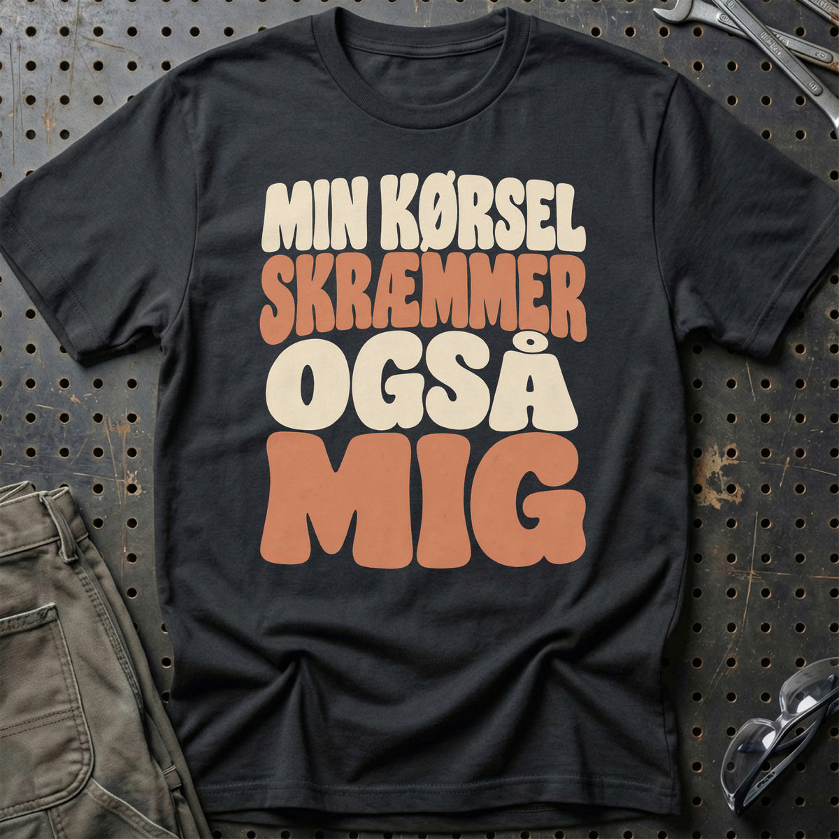 Min Kørsel Skræmmer Også Mig T-Shirt – Sort