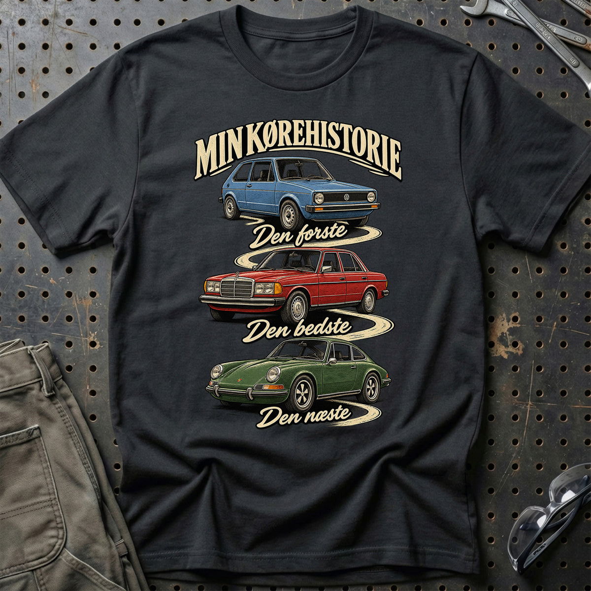 
Min kørehistorie – Den første Den bedste Den næste – Illustration – Unisex T-Shirt med tryk foran, farve: Sort