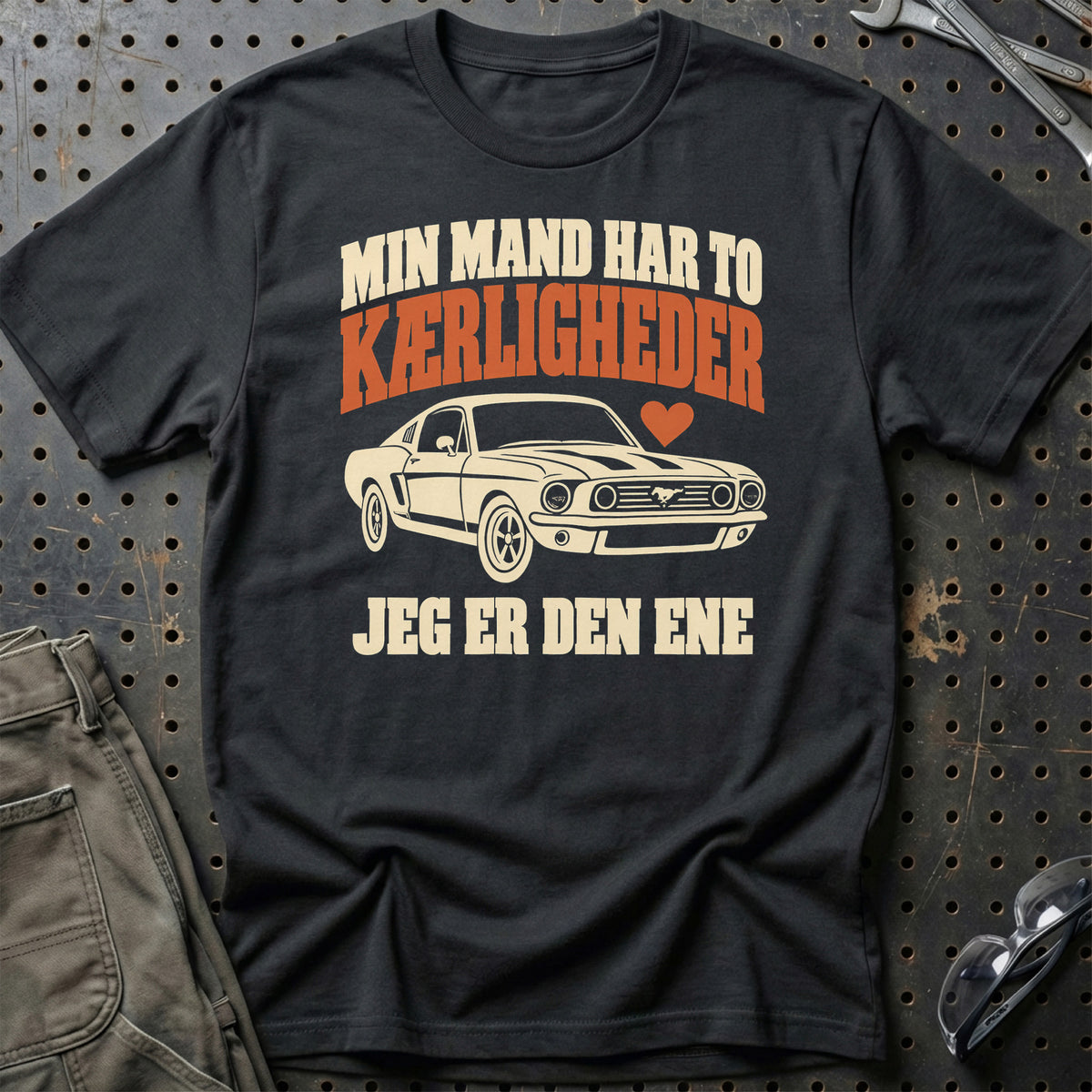 Min mand har to kærligheder jeg er den ene T-Shirt – Sort