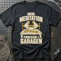 Min meditation foregår i garagen T-Shirt – Sort