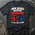Min Nabo Kører Volvo – Vi Taler Stadig Sammen T-Shirt – Sort