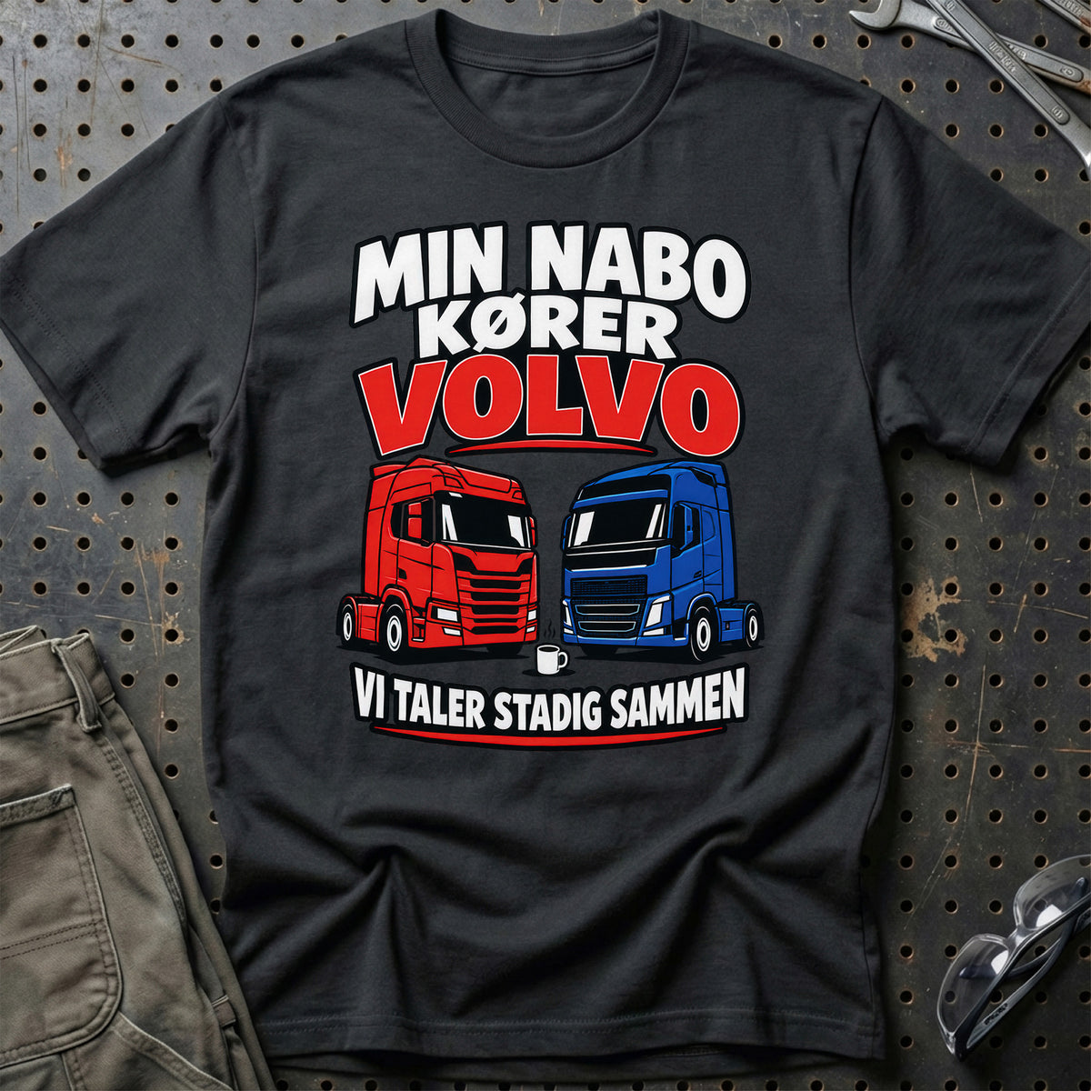 Min Nabo Kører Volvo – Vi Taler Stadig Sammen T-Shirt – Sort