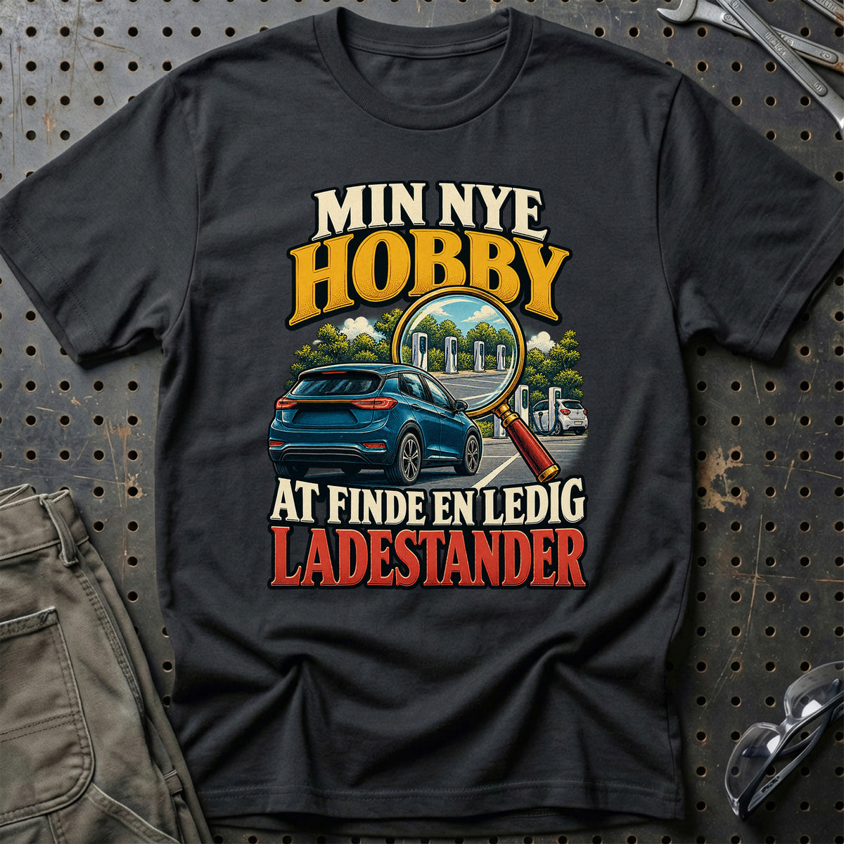 
Min nye hobby – At finde en ledig ladestander – Illustration – Unisex T-Shirt – Sort