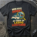 
Min nye hobby – At finde en ledig ladestander – Retro – Unisex T-Shirt – Sort