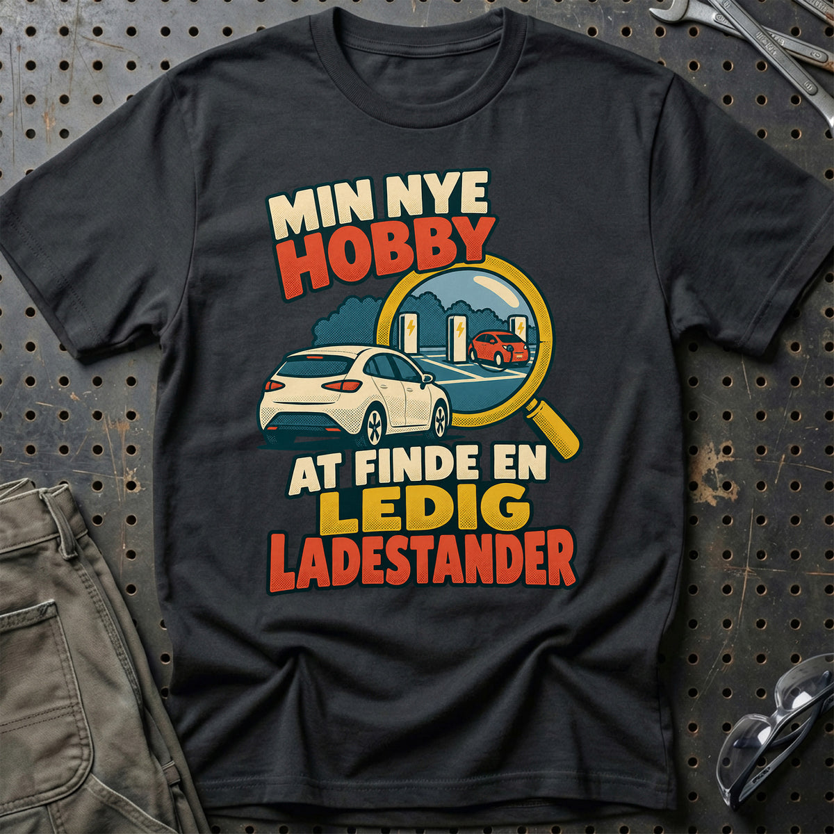 
Min nye hobby – At finde en ledig ladestander – Retro – Unisex T-Shirt – Sort