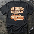 Min terapeut har fire hjul T-Shirt – Sort