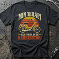 Min Terapi Har To Hjul Og En Karburator T-Shirt – Sort