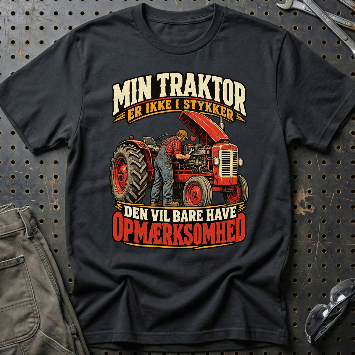 
Min traktor er ikke i stykker den vil bare have opmærksomhed – Illustration – Unisex T-Shirt – Sort