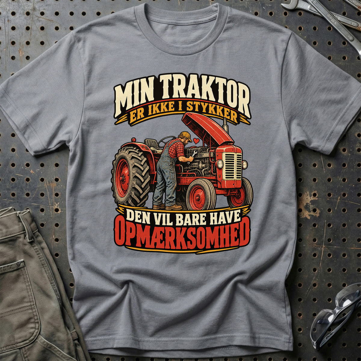 
Min traktor er ikke i stykker den vil bare have opmærksomhed – Illustration – Unisex T-Shirt – Grå Sport