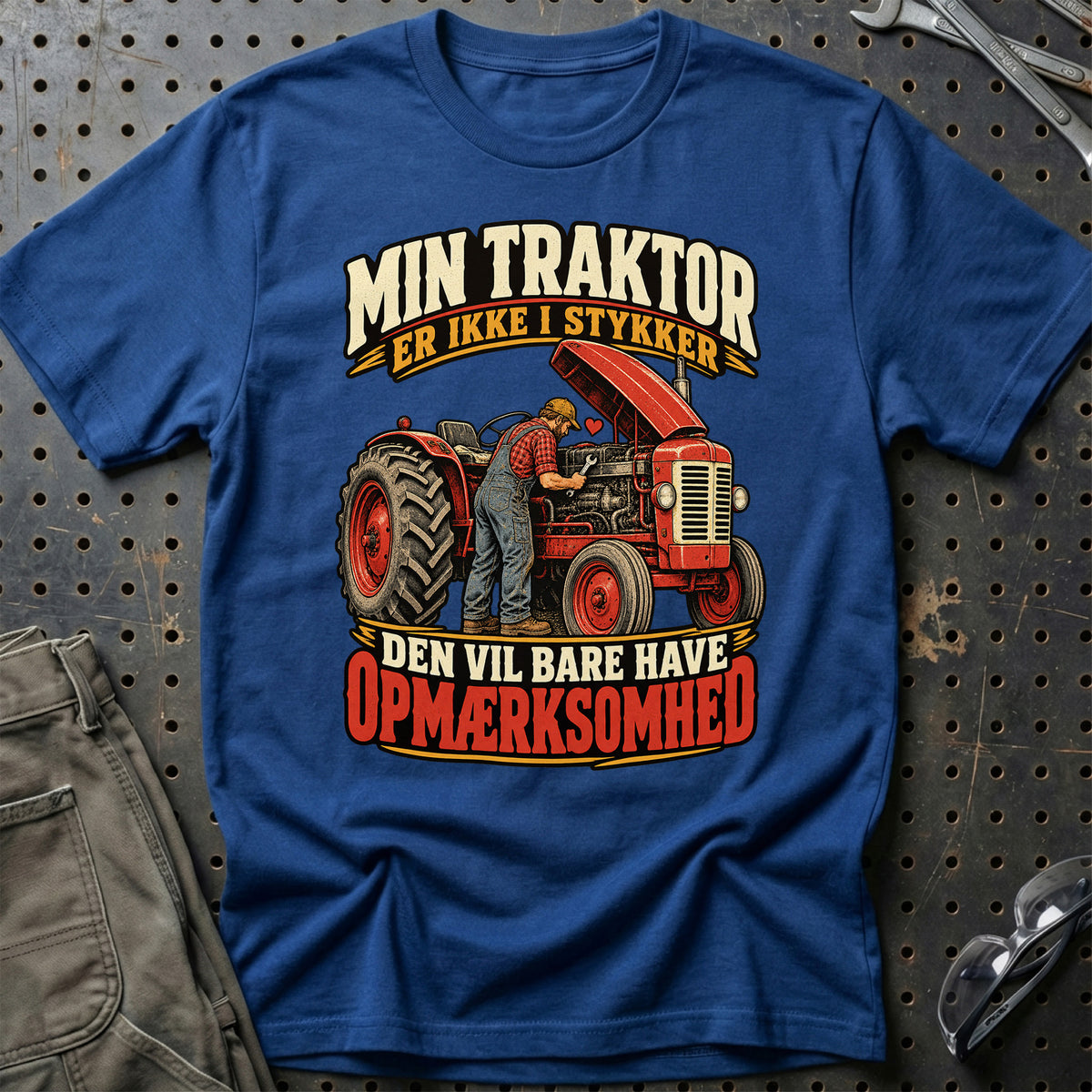 
Min traktor er ikke i stykker den vil bare have opmærksomhed – Illustration – Unisex T-Shirt – Blå Royal