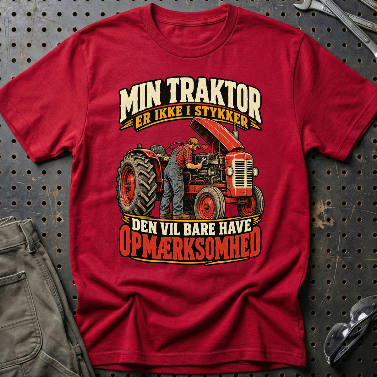 
Min traktor er ikke i stykker den vil bare have opmærksomhed – Illustration – Unisex T-Shirt – Rød