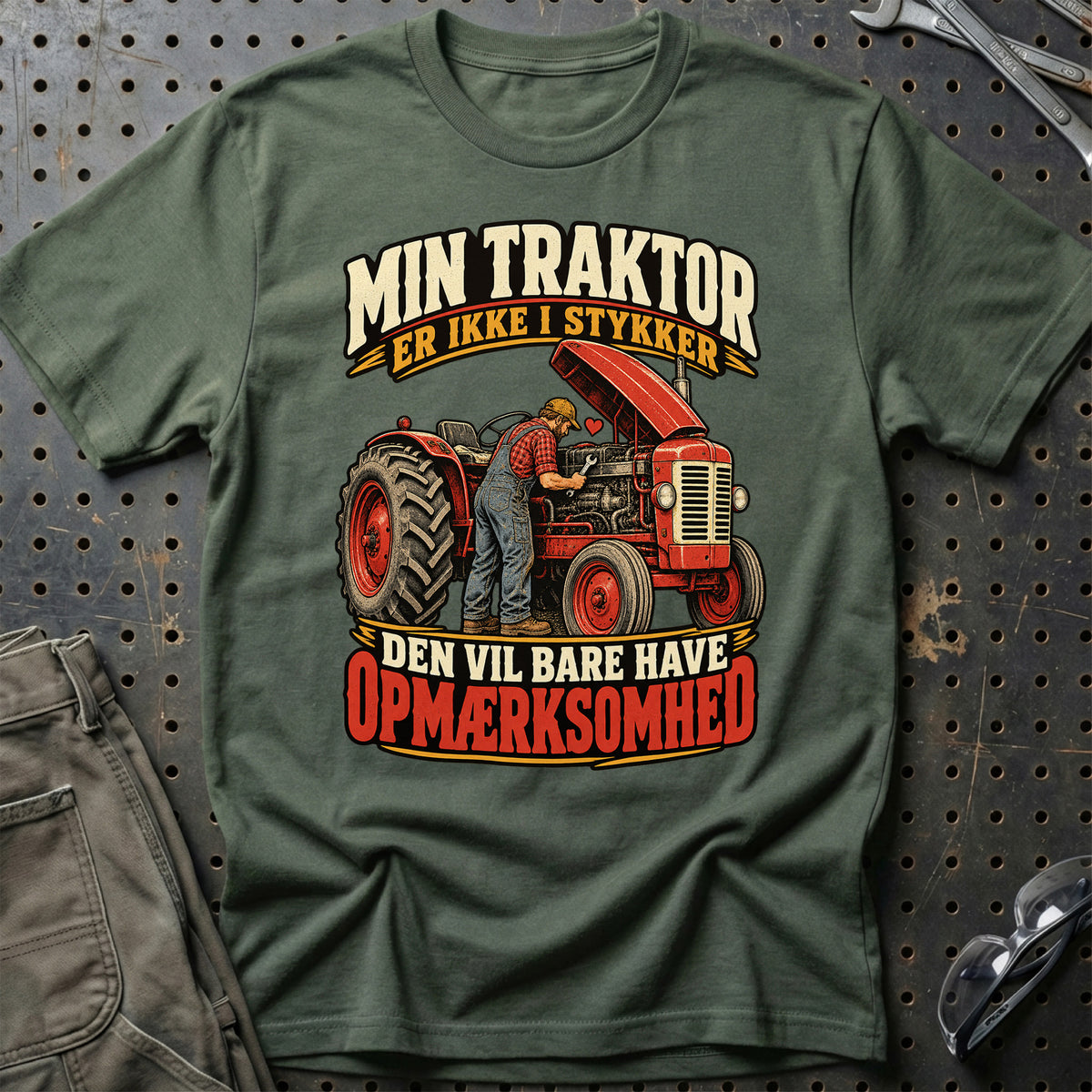 
Min traktor er ikke i stykker den vil bare have opmærksomhed – Illustration – Unisex T-Shirt – Grøn Militær