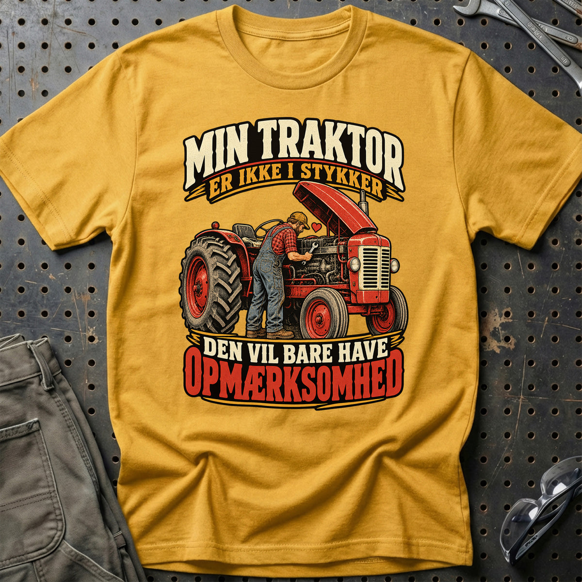 
Min traktor er ikke i stykker den vil bare have opmærksomhed – Illustration – Unisex T-Shirt – Guld