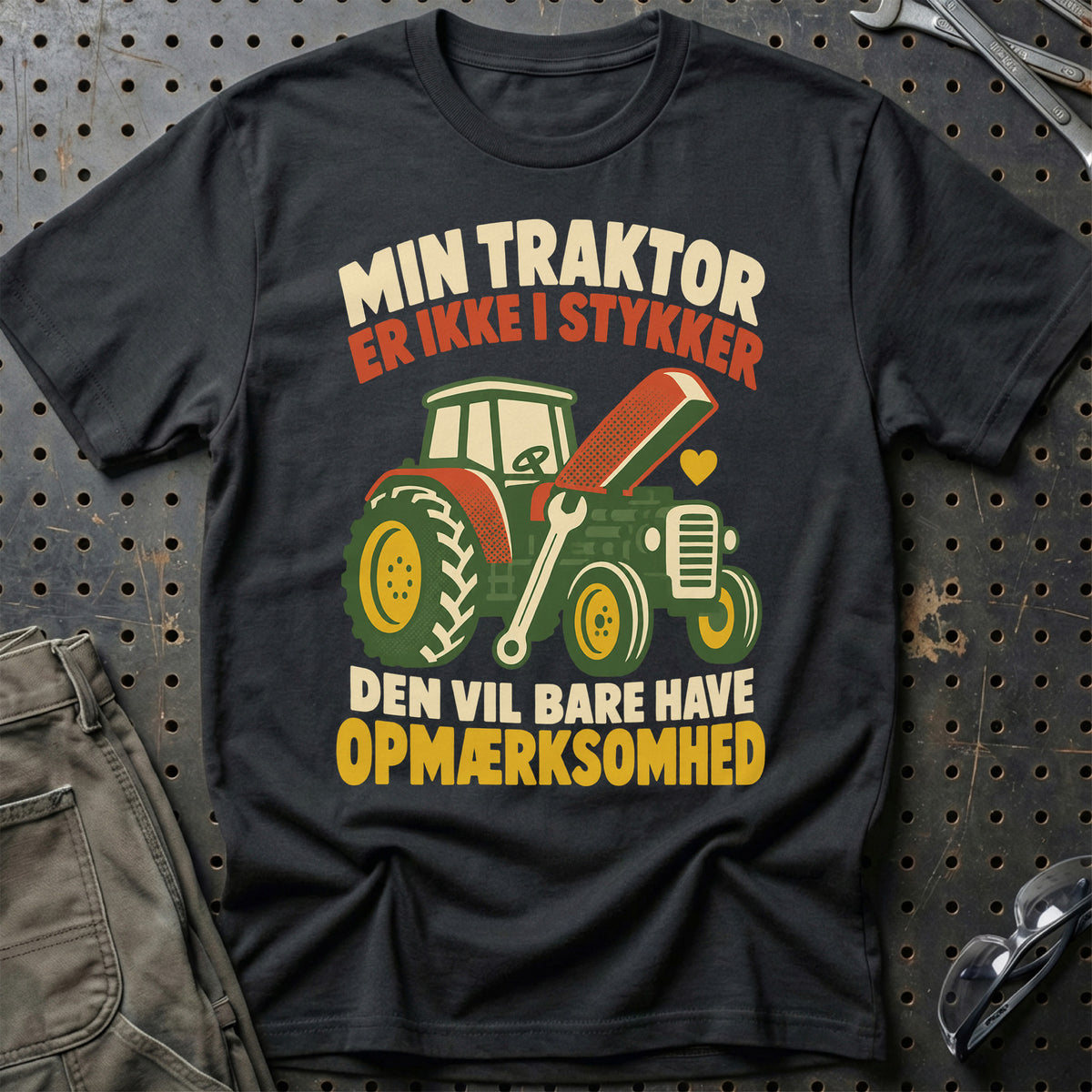 
Min traktor er ikke i stykker den vil bare have opmærksomhed – Retro – Unisex T-Shirt – Sort