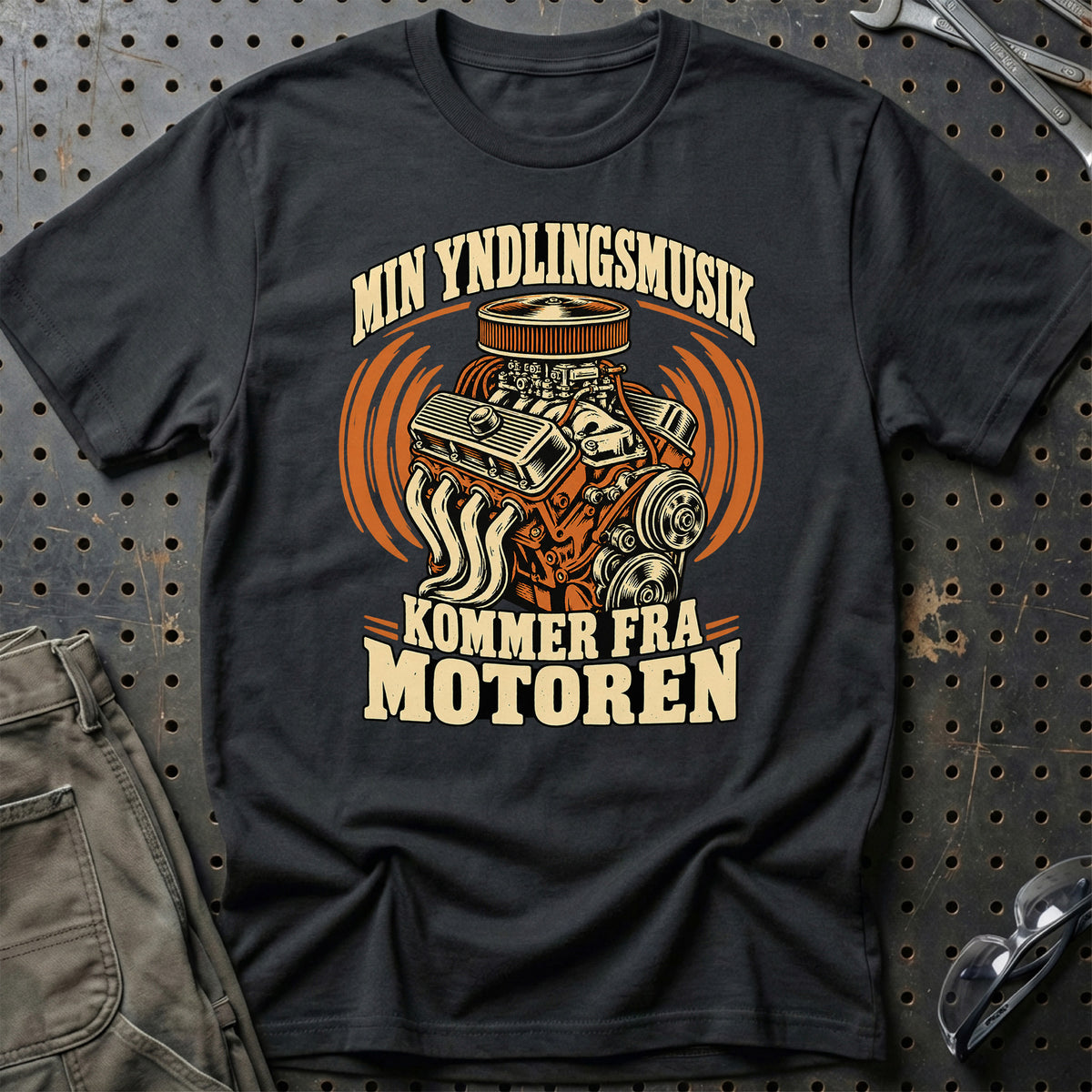Min yndlingsmusik kommer fra motoren T-Shirt – Sort