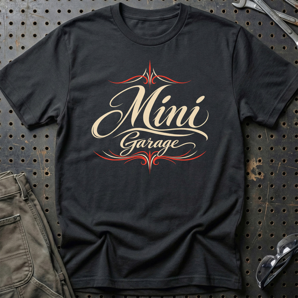 
Mini Garage – Pinstripe – Unisex T-Shirt med tryk foran, farve: Sort