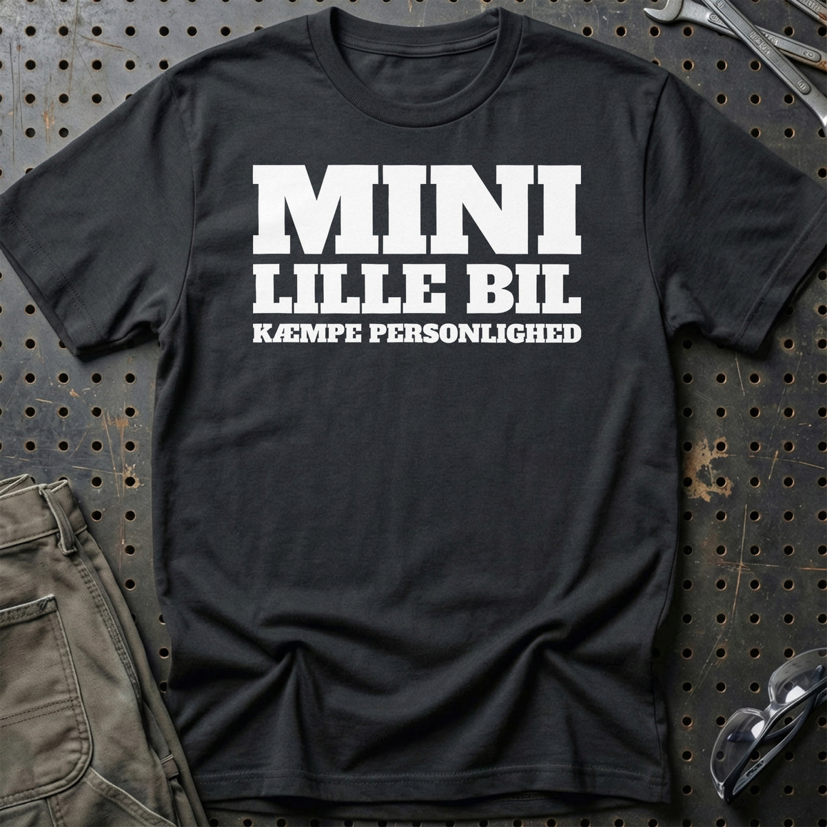 Mini – Lille Bil – Kæmpe Personlighed T-Shirt – Sort