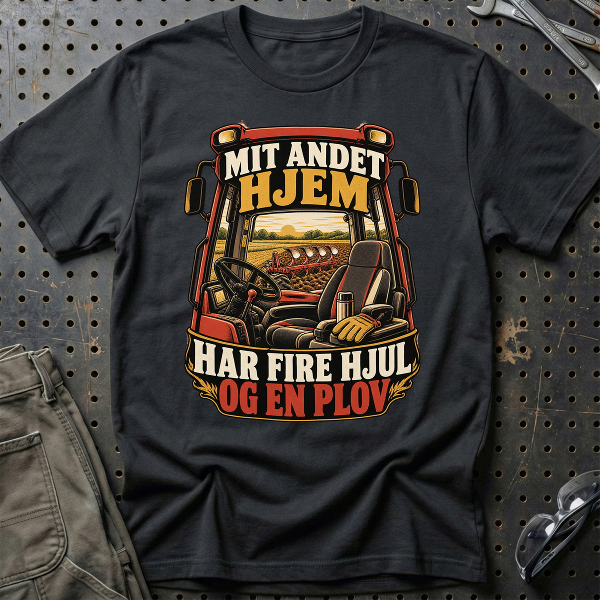 
Mit andet hjem har fire hjul og en plov – Illustration – Unisex T-Shirt – Sort