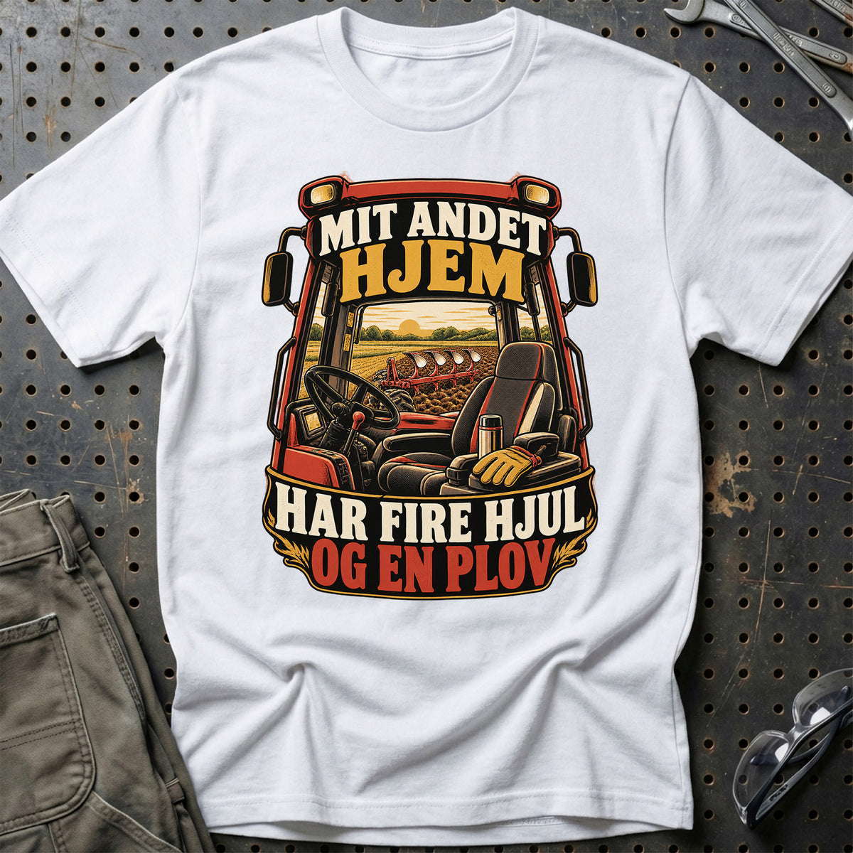 
Mit andet hjem har fire hjul og en plov – Illustration – Unisex T-Shirt – Hvid