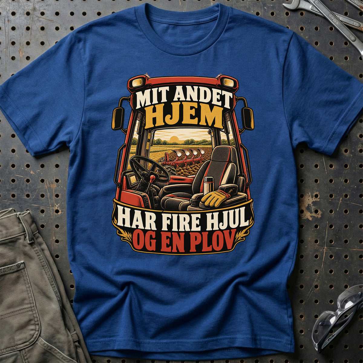 
Mit andet hjem har fire hjul og en plov – Illustration – Unisex T-Shirt – Blå Royal