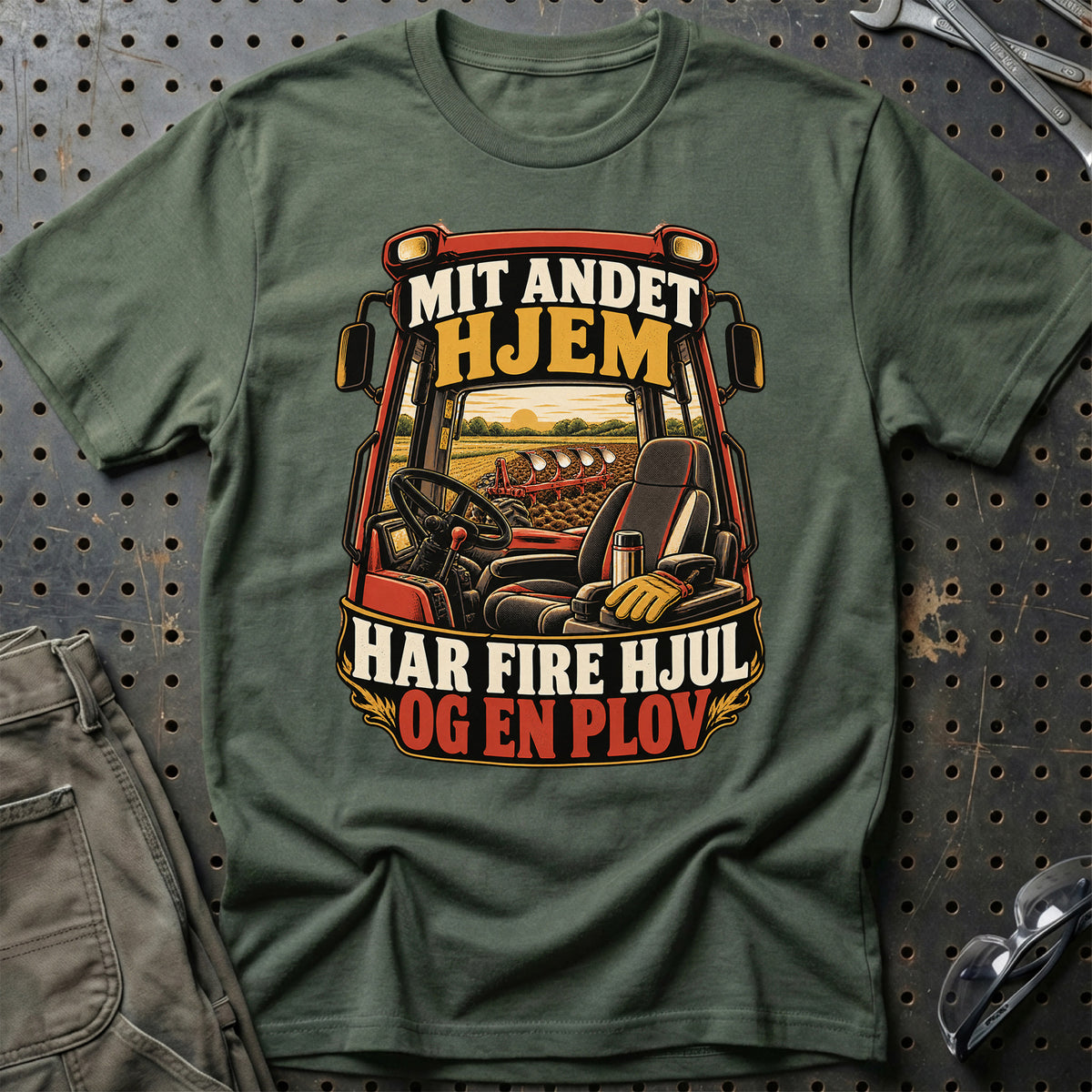 
Mit andet hjem har fire hjul og en plov – Illustration – Unisex T-Shirt – Grøn Militær