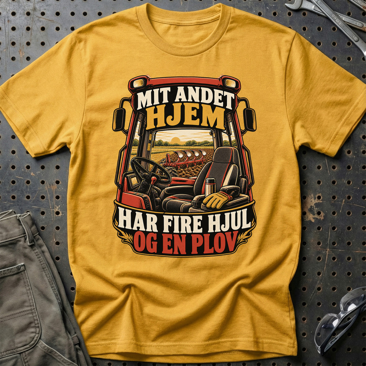 
Mit andet hjem har fire hjul og en plov – Illustration – Unisex T-Shirt – Guld