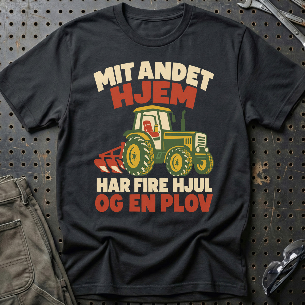 
Mit andet hjem har fire hjul og en plov – Retro – Unisex T-Shirt – Sort