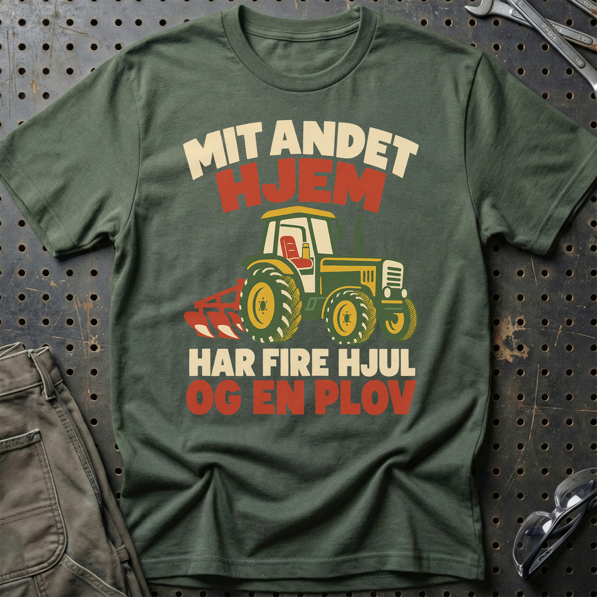 
Mit andet hjem har fire hjul og en plov – Retro – Unisex T-Shirt – Grøn Militær