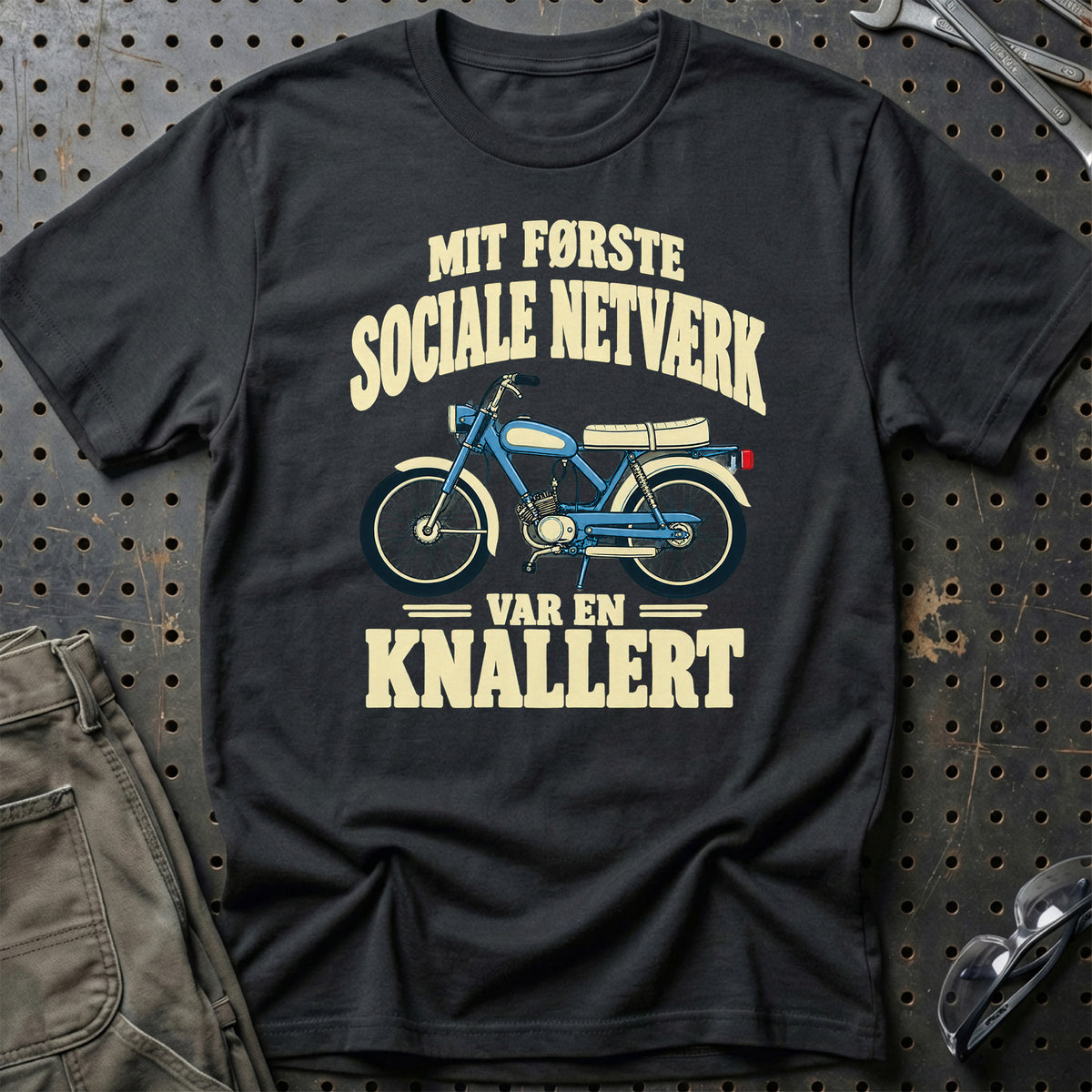 Mit Første Sociale Netværk Var En Knallert T-Shirt – Sort