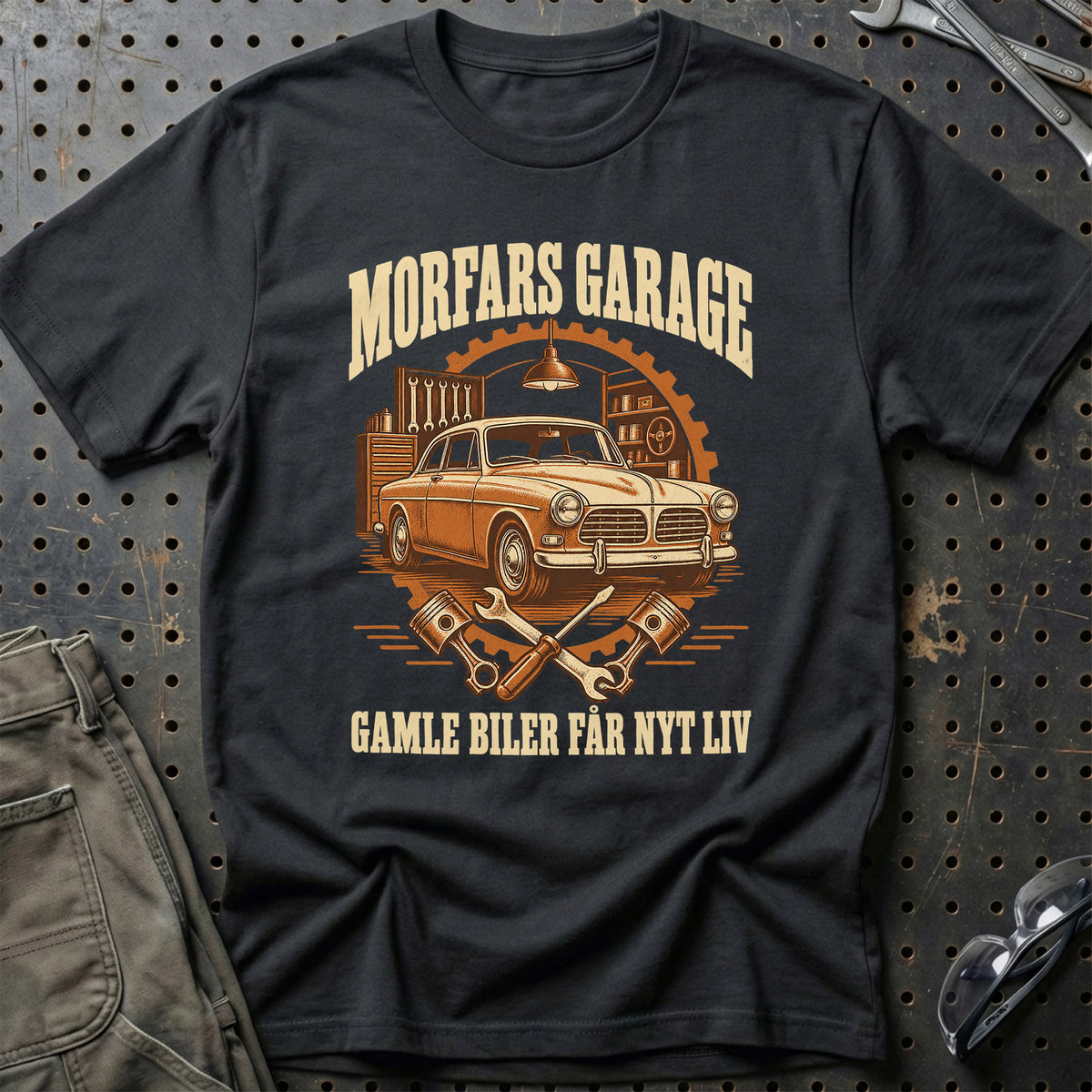 Morfars garage – Gamle biler får nyt liv T-Shirt-Beklædning-Volvo-Sort-S-Garage Culture Shop- garage - man cave - merchandise