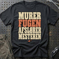 
Murer – Fugen afslører mesteren – Tekst – Unisex T-Shirt med tryk foran, farve: Sort