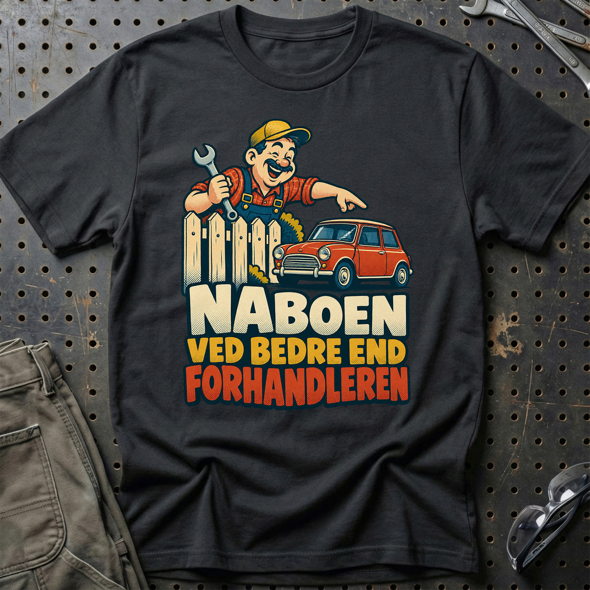 
Naboen ved bedre end forhandleren – Tegneserie – Unisex T-Shirt med tryk foran, farve: Sort