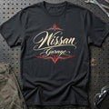 
Nissan Garage – Pinstripe – Unisex T-Shirt med tryk foran, farve: Sort