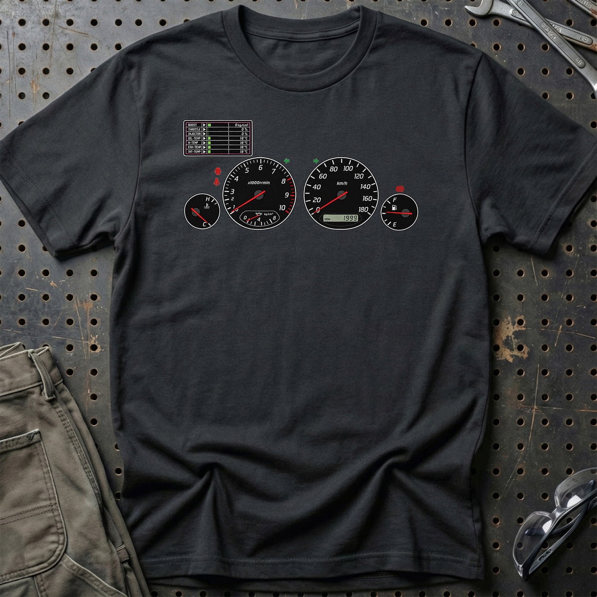 
Nissan Skyline R34 GT-R 1999 – Instrumentbræt – Unisex T-Shirt med tryk foran, farve: Sort