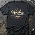 
Norton Garage – Pinstripe – Unisex T-Shirt med tryk foran, farve: Sort