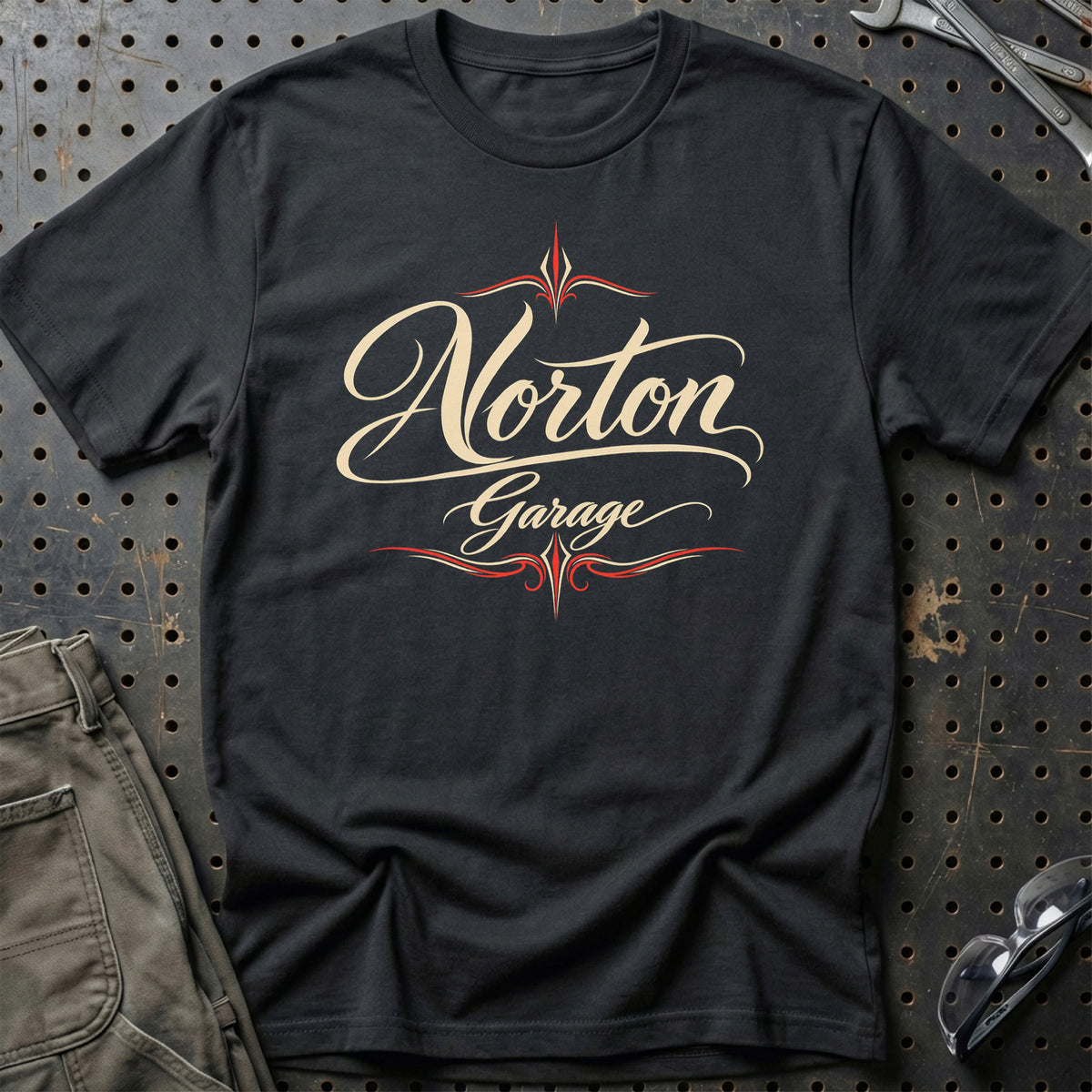 
Norton Garage – Pinstripe – Unisex T-Shirt med tryk foran, farve: Sort