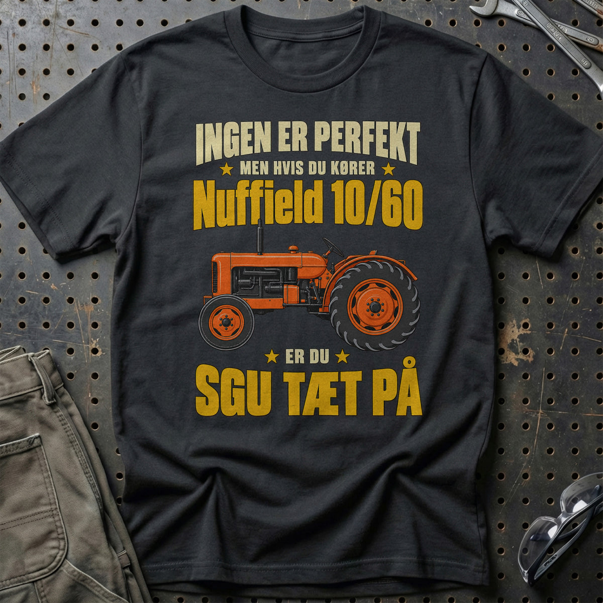 Nuffield 10/60 – Ingen Er Perfekt T-Shirt – Sort