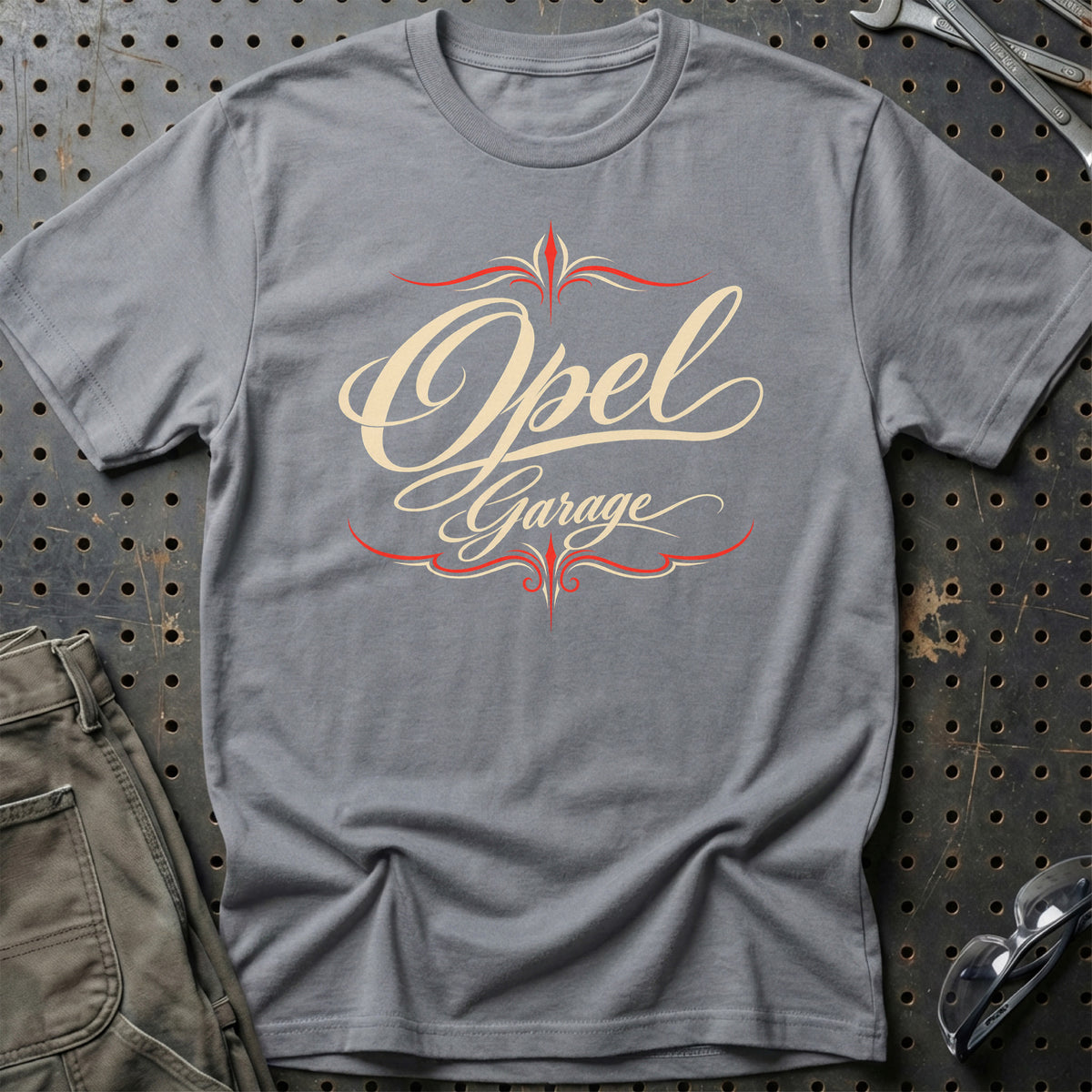 
Opel Garage – Pinstripe – Unisex T-Shirt med tryk foran, farve: Grå Sport