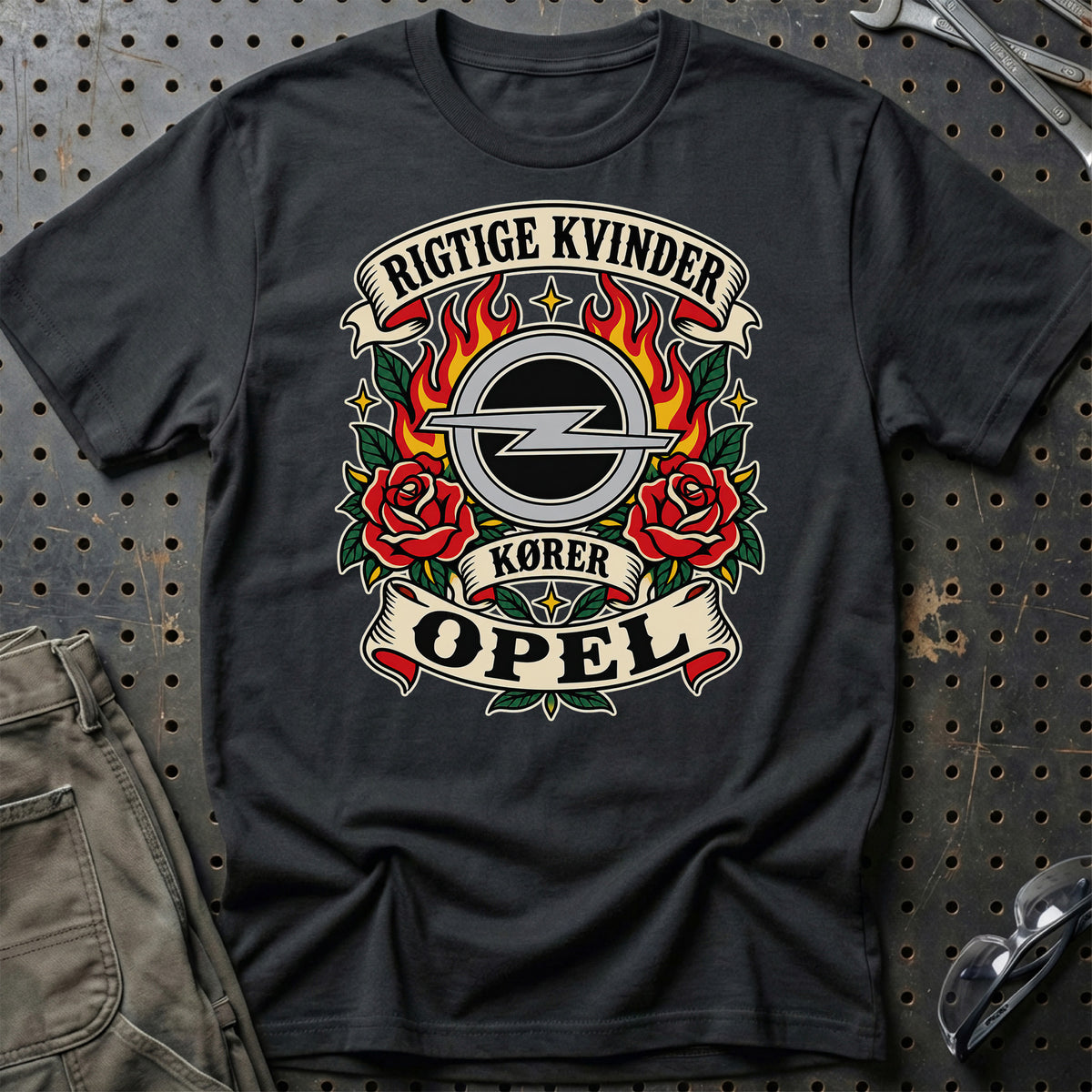 Opel Rigtige Kvinder Kører – Roser og Flammer T-Shirt – Sort