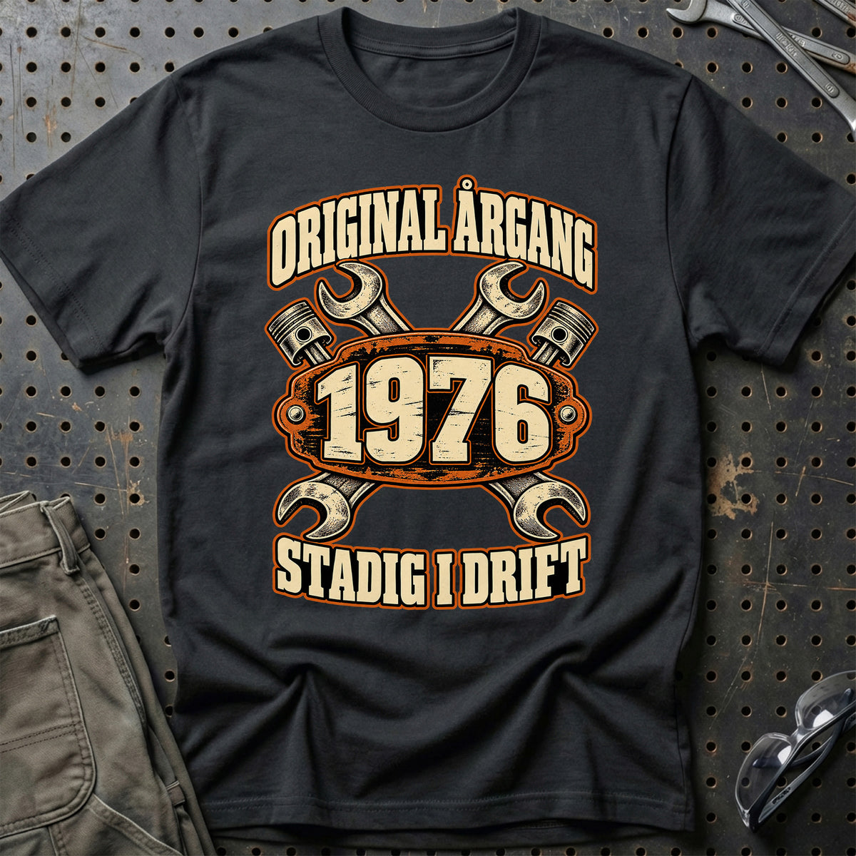 Original årgang 1976 – Stadig i drift T-Shirt – Sort