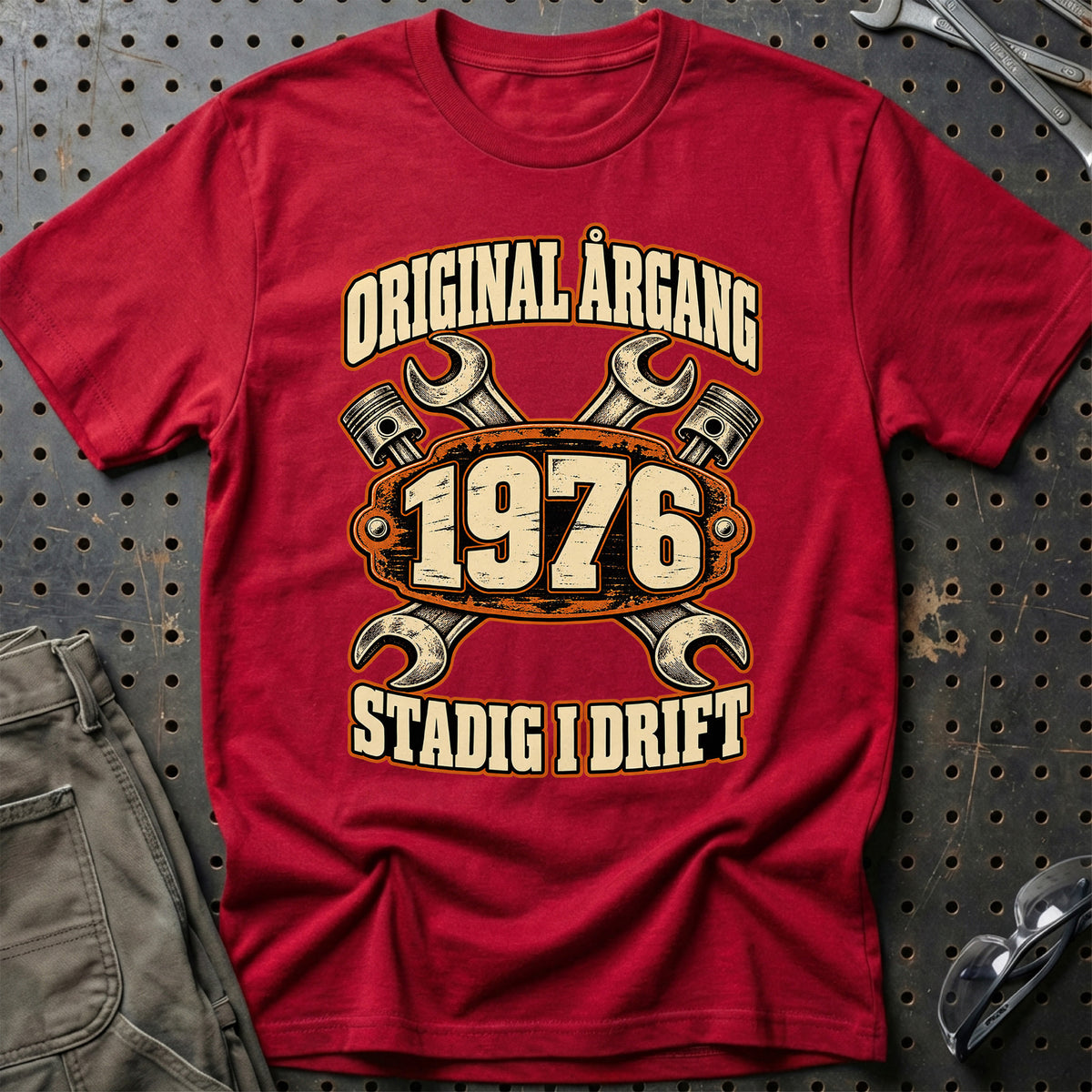 Original årgang 1976 – Stadig i drift T-Shirt – Rød