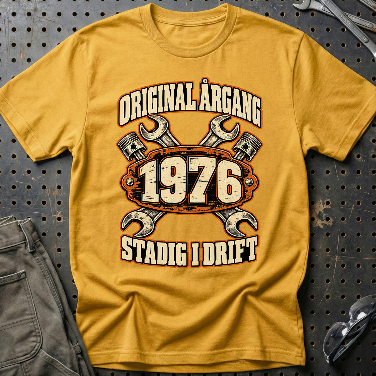 Original årgang 1976 – Stadig i drift T-Shirt – Guld