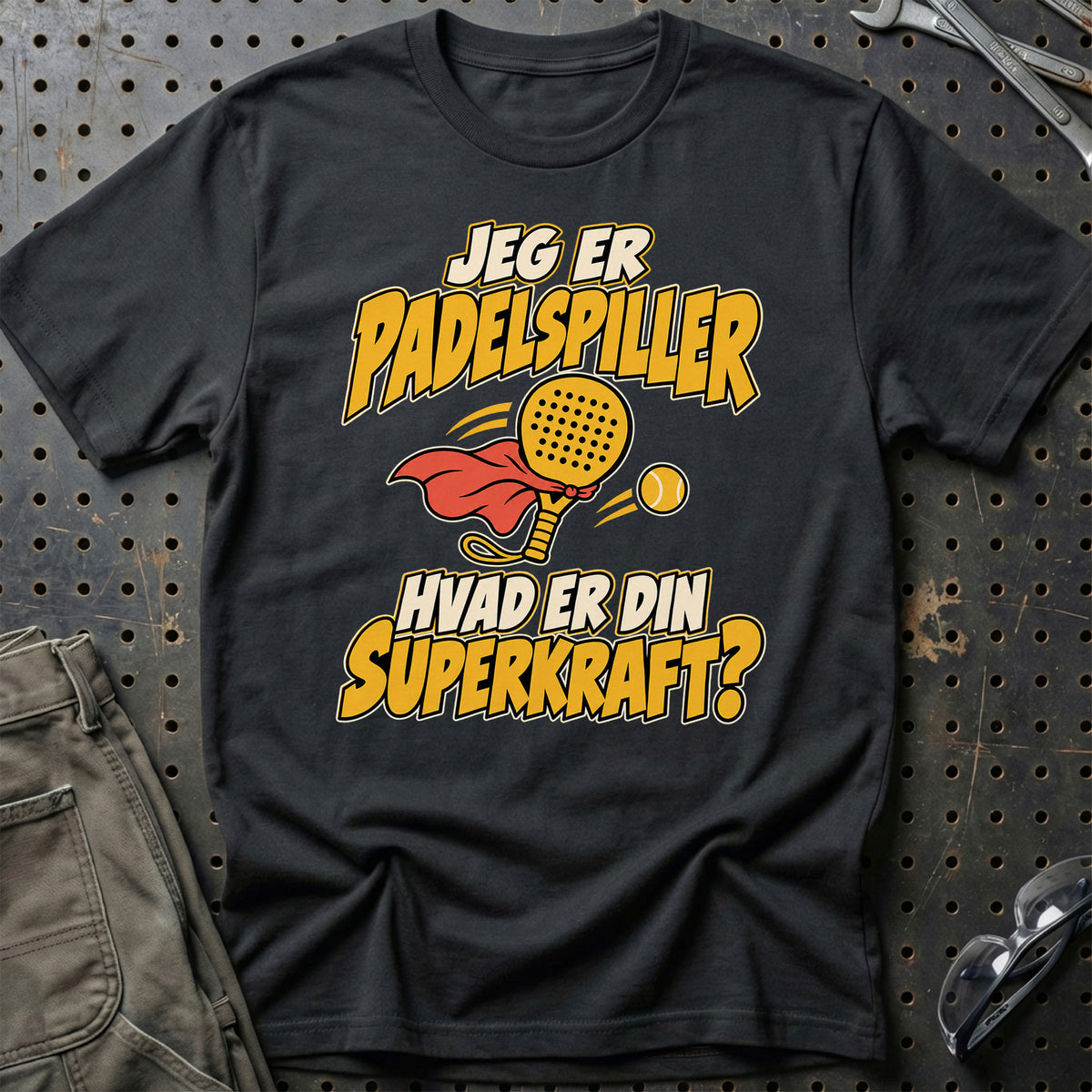 
Padelspiller – Hvad er din superkraft? – Unisex T-Shirt – Sort