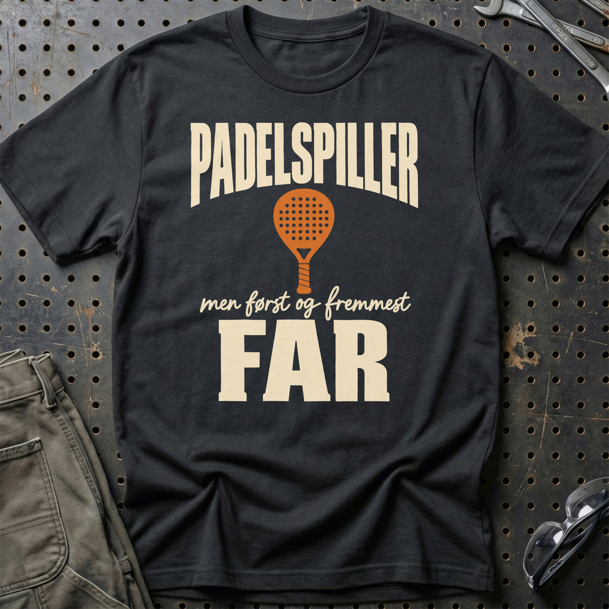 
Padelspiller – Men først og fremmest far – Unisex T-Shirt – Sort